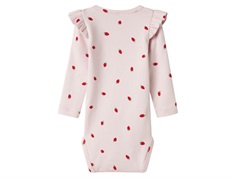 Lyserød langærmet baby bodystocking med print af små jordbær og flæser på skuldrene fra Name It 13241106 Light Lilac bagfra